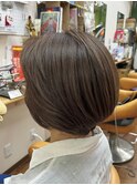 少し明るめベージュカラーの白髪染めボブスタイル、ハイライト風