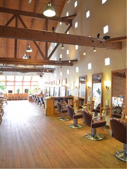 アージュ 広陵店(Ange)の写真/高い天井と吹き抜けの開放感。広々とした癒しの空間で髪も心もリラックス。日常を忘れてくつろげるサロン。