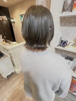 キャアリー(Caary)&nbsp;福山美容室caary切りっぱなしレイヤーボブ透明感アッシュグレー