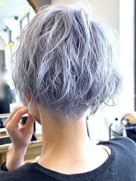 ブレイズヘアー(BLAZEhair) 【ブリーチ2回】ショートパーマ×ホワイトシルバー