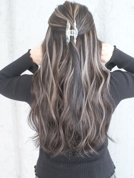 マリアナ(Mariana) ハイライトショートヘアレイヤーカットダブルカラー