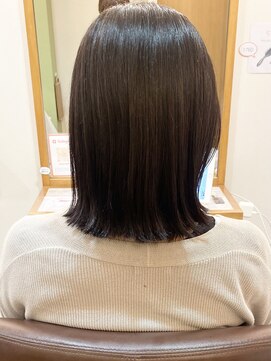 フリージア(freesia) 30代40代50代/ミディアムヘア/艶ボブ/外ハネ