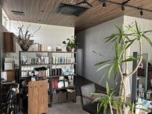 ヨーク(YOHC)の雰囲気（【店内写真１】セット面と商品の陳列棚。シャンプーなどあります）
