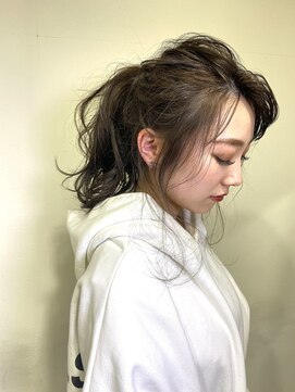 エル(EL by green) 《tomi》グレージュ系カラー×ポニーテールロングスタイル