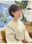 くせ毛ショート。ブラウンベージュ。