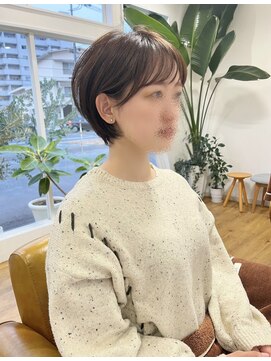 コムヘアー(COM HAIR) くせ毛ショート。ブラウンベージュ。