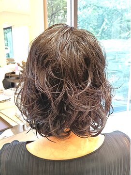 アンベリールフルー(EMBELLIR fleur) ミディアムレイヤーの、パーマスタイル