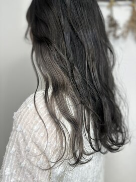 ジウ 上通り(JIU) 20代30代小顔ゆるふわミディホワイトシルバー