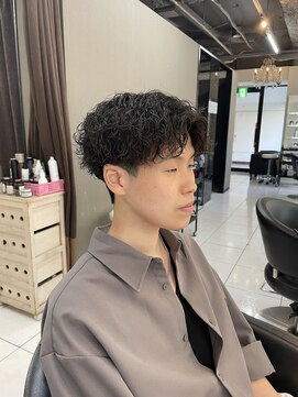 アイズ 海老名(AIZU) 波巻きスパイラルパーマ　センターパート　サーフカール　眉毛