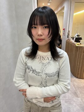 ジル(JiLL.) 暗髪ミディアムウルフレイヤー【広島/本通】