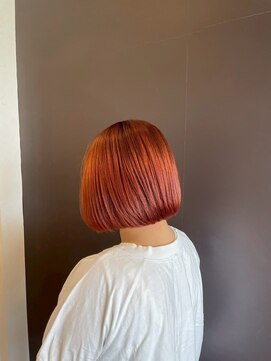 アルコ(Arco) 視線を集める鮮やかカラー!ツヤと丸みで魅せるミニボブ