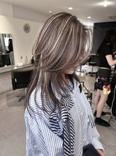 《*ハイライト×レイヤーカットで、上品な大人女性に*》立体感の出るハイライトでより動きのあるスタイルに