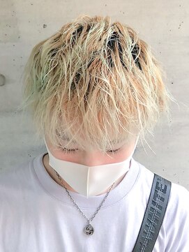 ヘアークリエイ トポライトウィロー 烏丸(Hair Create Polite willow) ハイトーンホワイトブリーチ細束カジュアルくせ毛風ショート