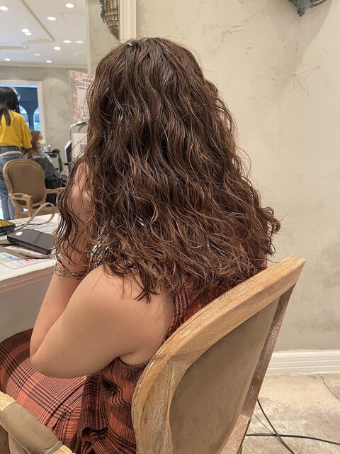 ミディアムヘアのスパイラルパーマ