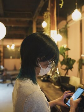 床の間 深緑とウルフヘア