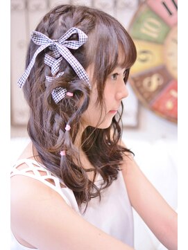 メイズ(MAZE) セミロングの編みこみリボンアレンジ【メイズ東中野・鍛原志行】
