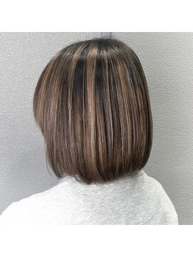 ミル 今治(1003 mille IMABALI) ハイライトベージュのぱっつんボブ