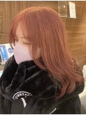 ピンクベージュ × 巻き髪ミディアムヘア