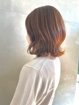 フェアリーテール 高坂店 大人可愛い外ハネミディ。オレンジブランで夏っぽく!