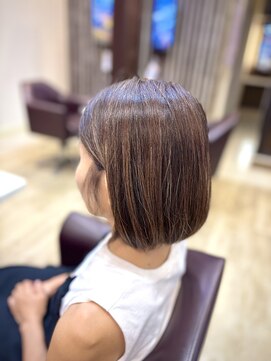 トレセッテ(tre sette) 細めハイライトとナチュラルブラウン/ボブスタイル