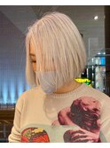 前下がりボブ　ハイトーンホワイトベージュ