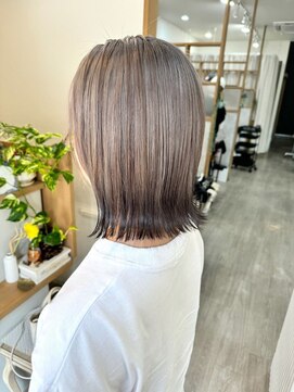 ロッカヘアエジェ(ROCCA hair eje.) ハイライトカラーシルバーアッシュ外ハネボブ