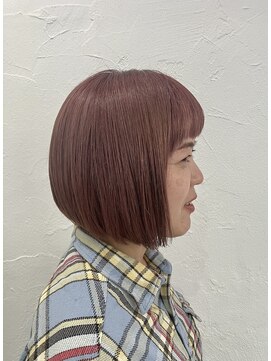 スモーキーピンクの前下がりボブ
