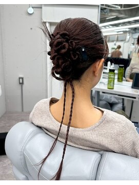 ペロ(pelo) [アレンジ]編み込みシニヨンのデザインアップ