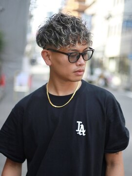 スラッシュ(SLASH) スペインカール/ホワイトメッシュ/短髪/姫路