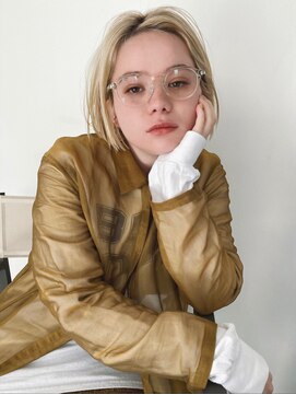 ルーム(Loom.) 〈スタイリング簡単〉外国人風ブロンド×ストレートミニボブ