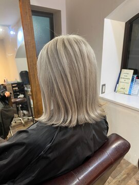 ジジ アドラーブル ヘア サロン(JiJi ADRABLE HAIR SALON) ホワイトミルクティー　ボブ　白髪の方にもおすすめ