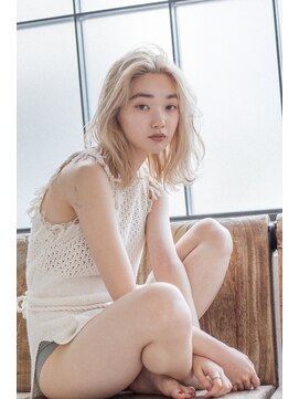 イーズ(e's) White beige　ネオウルフ　外ハネボブ