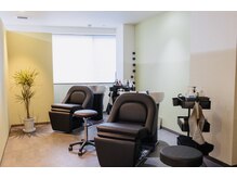 ミル バイ インスヘアー(MIRU by INCE HAIR)の雰囲気(フルフラットで首に負担のないリラックスできるシャンプーブース)