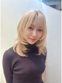 ミディアム顔まわりレイヤーシャギーブリーチホワイトブロンド