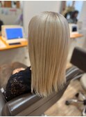 透明感が魅力◎ホワイトブロンド×ストレートスタイル
