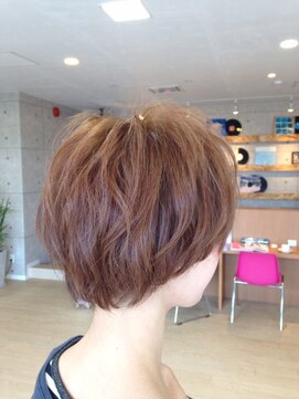 ハイヴ ヘアライン(Hi-ve hairline) ゆるふわパーマが可愛らしいフェミニンショートスタイル