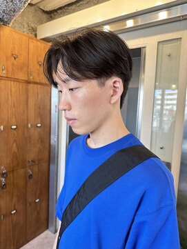 レーヴス(REVES) ナチュラルセンターパート　ツーブロ刈り上げ