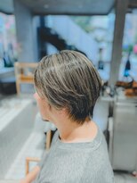 ニーイチイチ(211)&nbsp;ハイライト短髪ツーブロック束感黒髪シークレットパーマ流行