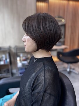 リファインド(REFINED) 大人シンプル前下がりショート×ツヤ感オリーブカラー　　五十嵐