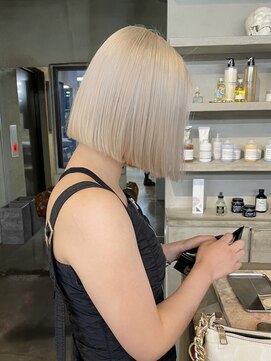 ランド(LAND) ホワイトベージュ　グレージュ　前下がりボブ