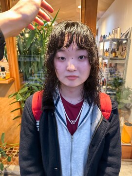 シツ(situ) 黒髪ミディアムレイヤースタイル