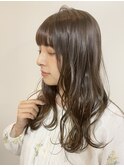 ブラウンベージュ 艶カラー ロング 柔らかいカラー ブラウン
