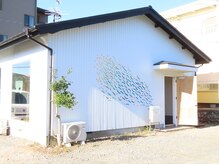 好日和(YOKiHi)の雰囲気（周辺が細い道となっております。白い一軒家が目印です！）