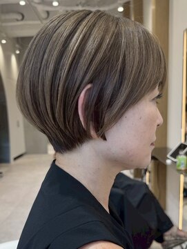 ソワネ 表参道(soigne) 表参道白髪ぼかしハイライト丸みショートボブアッシュグレー40代