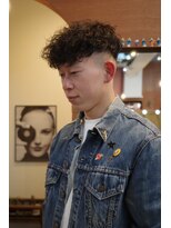 エディ(Edy)&nbsp;スペインカールスキンフェード波巻きスパイラルパーマ眉毛カット