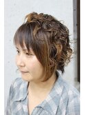 アシンメトリーなショートパーマスタイル