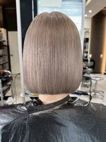 エイチ(H) xブリーチ/ホワイトグレージュ/レイヤーカット/チェリーブラウン