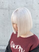 フリーラ 表参道(freera) ホワイトブロンド ブリーチカラー ハイトーン 顔周りレイヤー