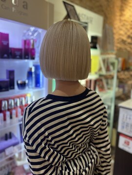 ボーイミーツガール(boy meets girl) ホワイトブロンド+切りっぱなしボブ