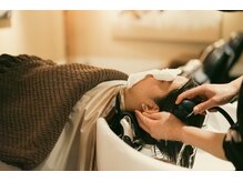 「思わず寝落ちしてしまう」究極のフルフラットシャンプー台【YUME】を全てのシャンプー台で使用